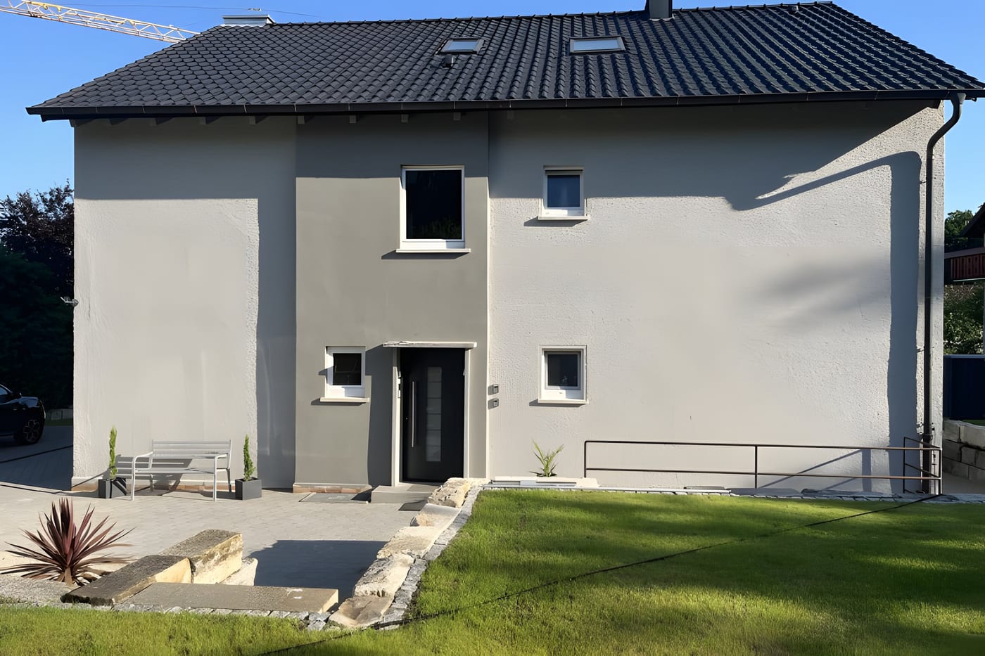 Rückseite des Sahr-Hauses mit Garten und Terrasse