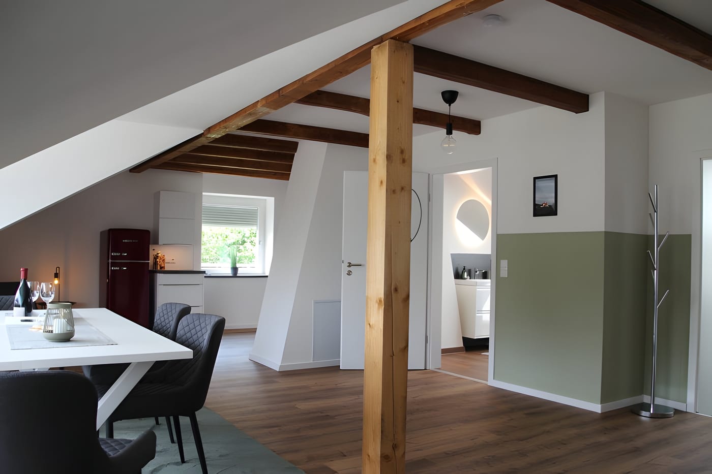 Großer Esstisch für 6 Personen mit Blick auf die Plassenburg im Appartement Jenny