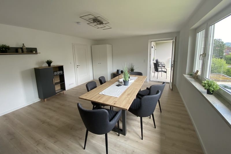 Großer Esstisch im Wohnbereich des Appartements Hannes