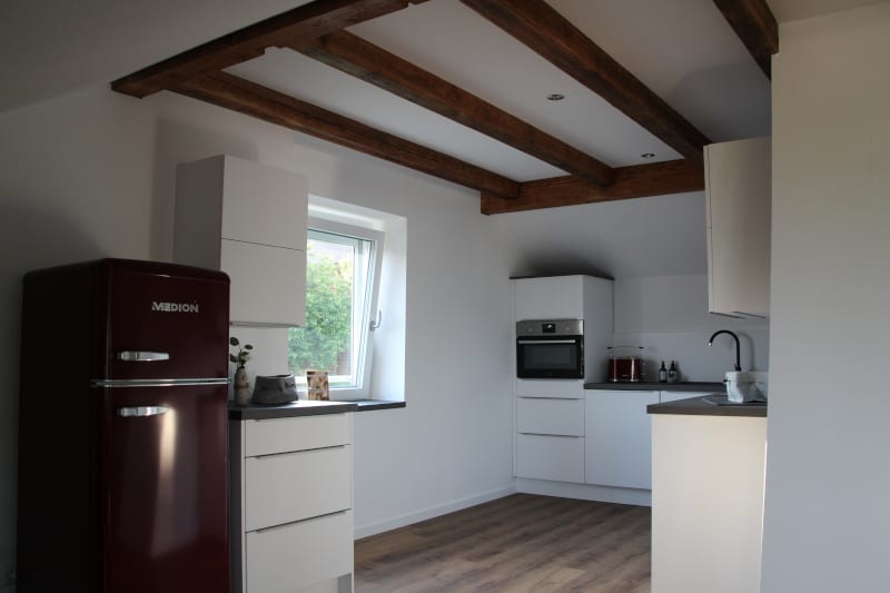 Küche mit Kühlschrank im Appartement Jenny