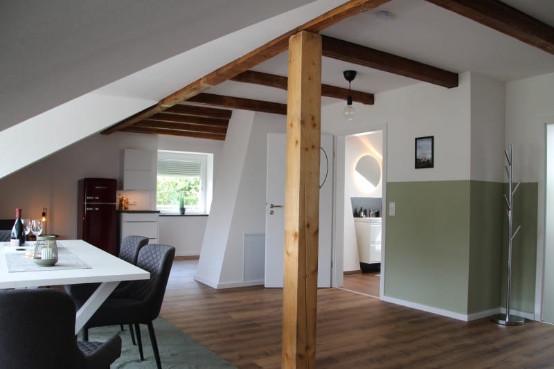 Wohn-Essbereich und Flur im Appartement Jenny