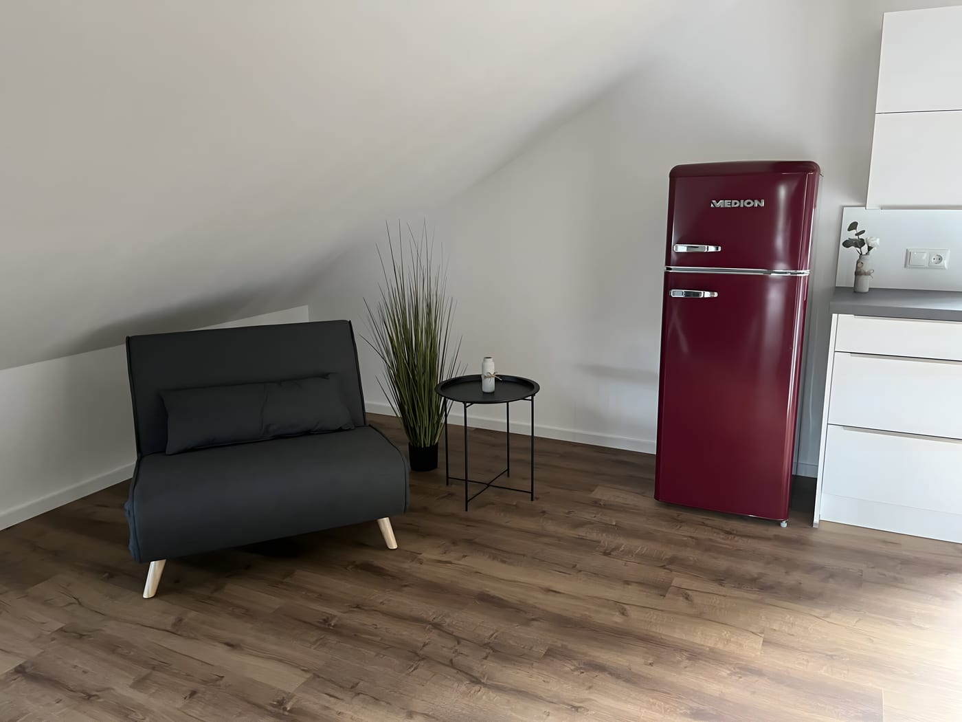 Vollausgestattete Küche mit Kühlschrank und Sitzgelegenheit im Appartement Jenny