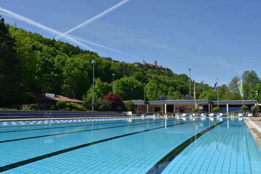 Freibad Kulmbach — Schwimmbecken und Rutsche für heiße Sommertage